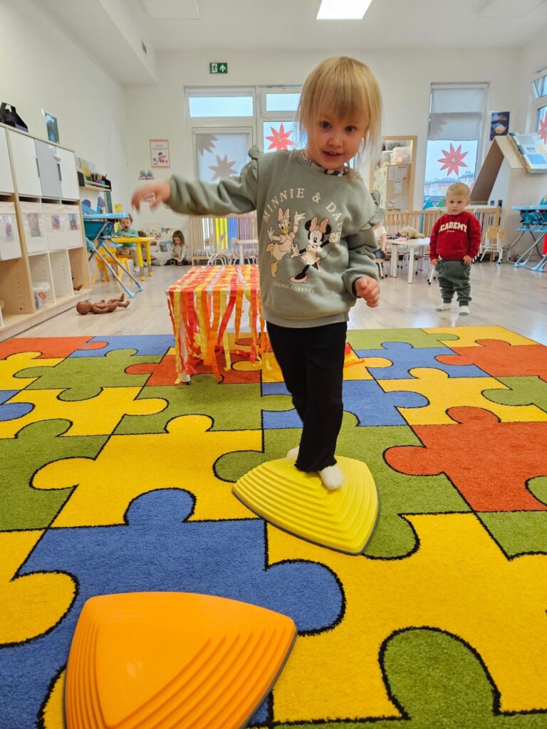 Dziecko idzie po ścieżce sensorycznej.
